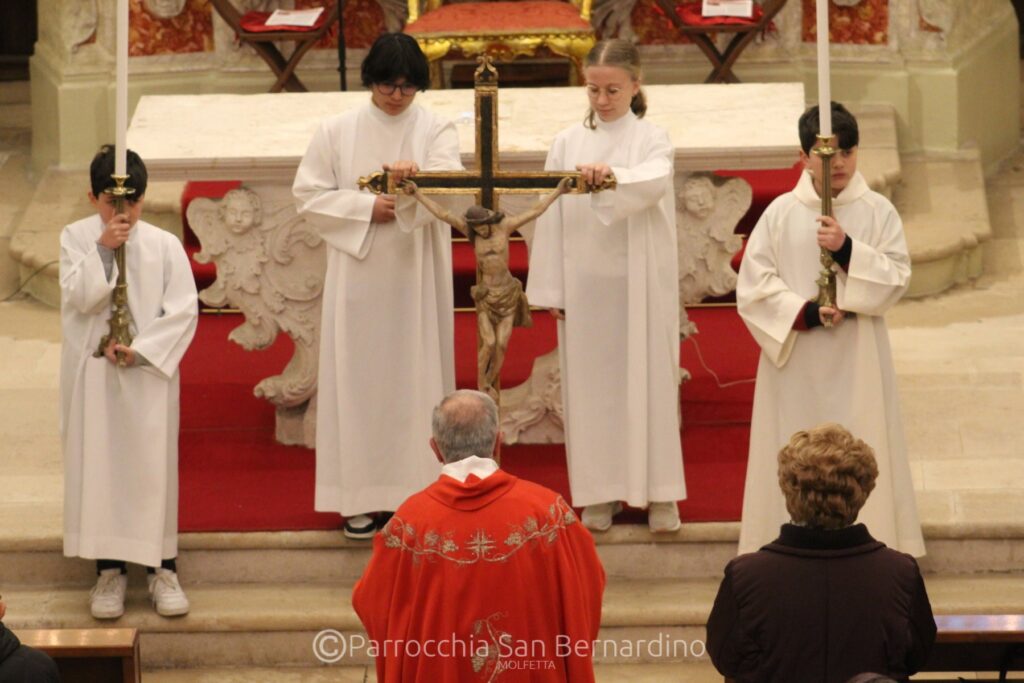parrocchia san bernardino molfetta - venerdì santo 2023 azione liturgica in passione domini adorazione della croce